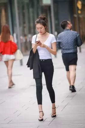 街拍 | 黑色緊身褲高挑時尚氣質女郎