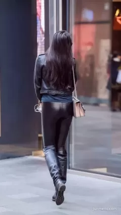 街拍時尚黑色皮褲皮衣皮鞋女郎