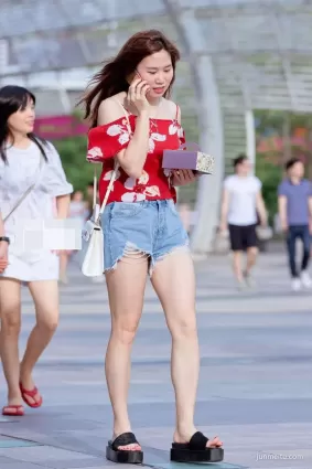街拍牛仔熱褲高挑白皙豐腴時尚女郎