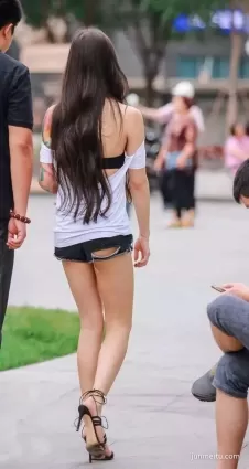 街拍高挑白皙大長腿牛仔熱褲露背裝氣質漂亮妹紙