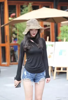 街拍牛仔熱褲雪白修長雙腿前凸後翹飽滿身材氣質女郎