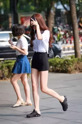 街拍白皙如玉修長美腿格黑短褲高挑氣質妹紙