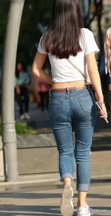 街拍牛仔褲露臍裝小蠻腰前凸後翹的女郎