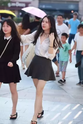 街拍高挑白皙氣質漂亮短裙可愛美麗姑娘