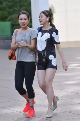 街拍緊身褲氣質妹紙與短褲大白腿女郎