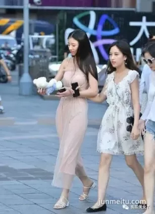 街拍時尚動人的三姐妹花