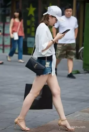 街拍美女 | 時尚氣質大白腿美女低頭走過