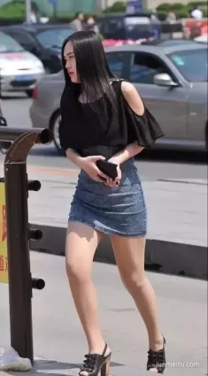 街拍美女 | 短裙妹紙時尚好容顔