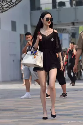 街拍墨鏡高挑白皙大長腿有範兒時尚短裙女郎