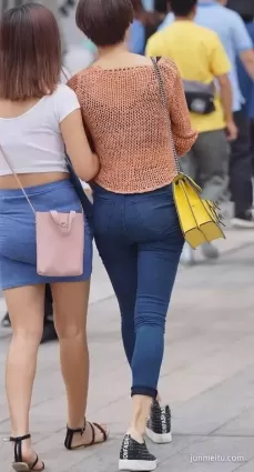 街拍緊身牛仔褲下完美身材女子