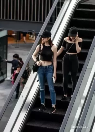 街拍牛仔褲緊身褲美女 氣質身材俱佳
