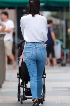 街拍美女 | 緊身牛仔長褲美女