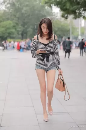 街拍高挑牛仔熱褲肌膚白皙苗條纖細大長腿精緻面孔女郎