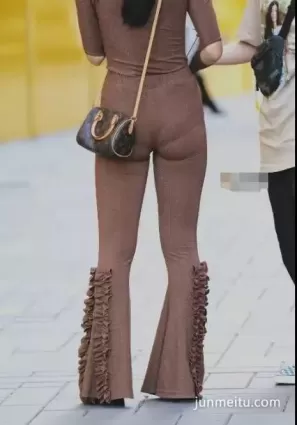 街拍美女的這條褲子很有看點