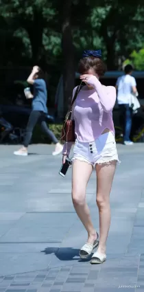 街拍熱褲修長玉腿年輕氣質妹紙上衣太薄了