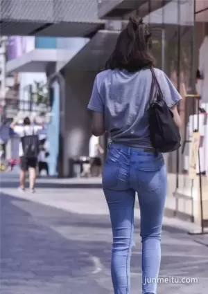 街拍牛仔褲 | 緊身牛仔褲下的完美背影殺手的不要