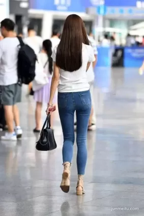 街拍高挑苗條大長腿好身材牛仔褲妹紙