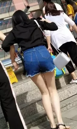 街拍牛仔熱褲苗條白皙大長腿妹紙背影