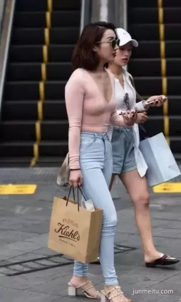街拍兩個約許豐腴的時尚女郎
