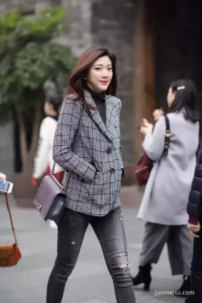 街拍漂亮的樣子很迷人，走在街上看到這樣的美女很舒心