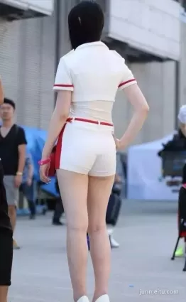 街拍短褲大長腿小蠻腰氣質漂亮模特女郎