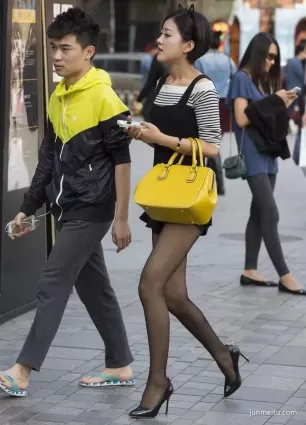 街拍正統黑絲高跟的搭配，小物件增加小俏皮