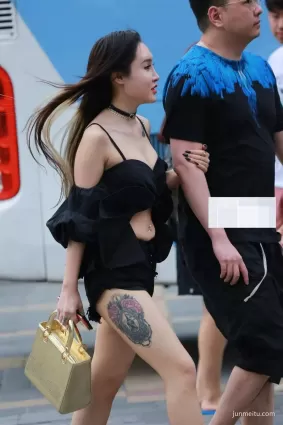 街拍時尚奔放的美麗女郎玉腿上的紋身吸引了我