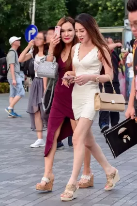 街拍高挑白皙包臀裙氣質漂亮女郎