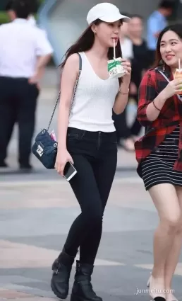 街拍緊身褲 | 黑色緊身褲美女氣質出衆皮膚白