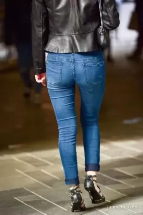 街拍藍色牛仔褲豐腴時尚女郎