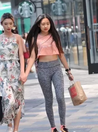 街拍運動緊身褲豐腴女生充滿青春活力