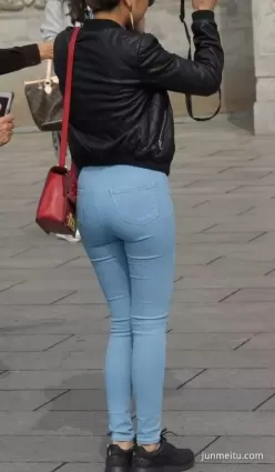 街拍牛仔緊身褲包裹下的完美身材别樣美