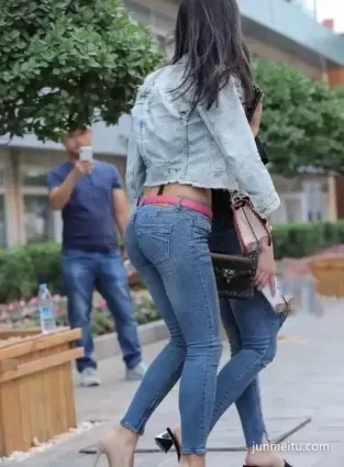 街拍緊身破洞牛仔褲氣質時尚漂亮女郎