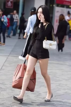 街拍白皙如玉雙腿短褲氣質風韻時尚女郎