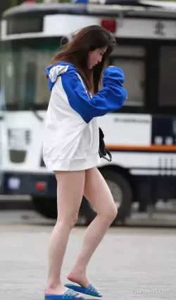 街拍年輕漂亮妹紙寬松上衣下伸出的豐腴白皙雙腿