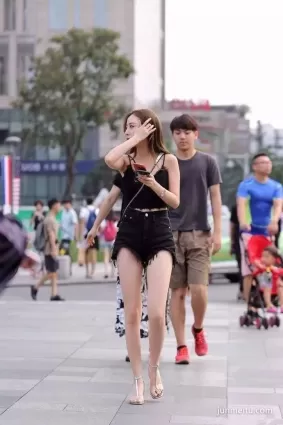 街拍苗條高挑大長腿的白皙女郎