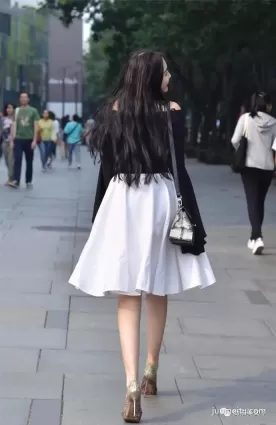 街拍迷人酥胸，很美的大長腿