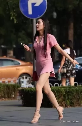 街拍美女 | 高挑時尚短裙氣質女郎