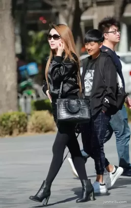 街拍黑絲墨鏡美腿美女身材凹凸有緻