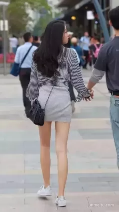街拍高挑包臀裙白皙筆直長腿挺翹好身材氣質妹紙