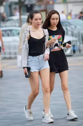 街拍兩個氣質時尚短褲妹紙腿好美