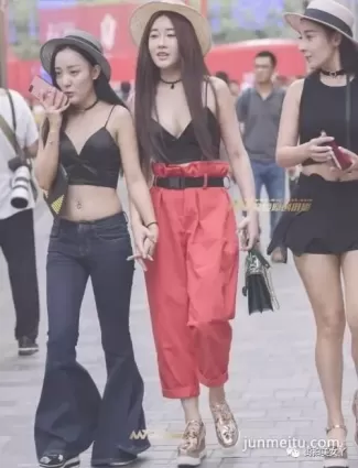 街拍  時尚性感美胸三姐妹