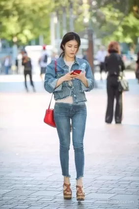 街拍牛仔套裝氣質靓麗性感美女