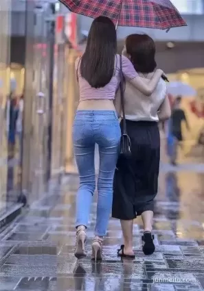 街拍高挑大長腿小蠻腰緊身牛仔褲女郎