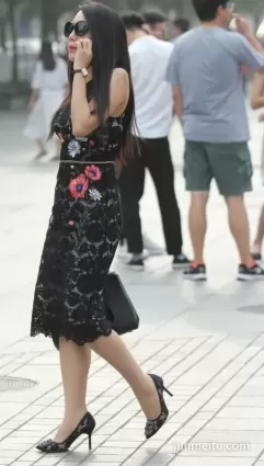 街拍黑裙，瀑布似的長發！