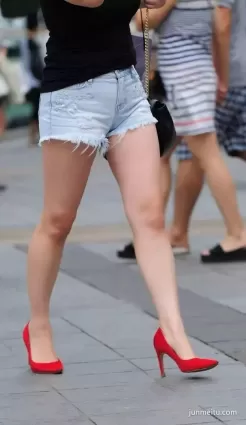 街拍牛仔熱褲高跟時尚氣質美婦