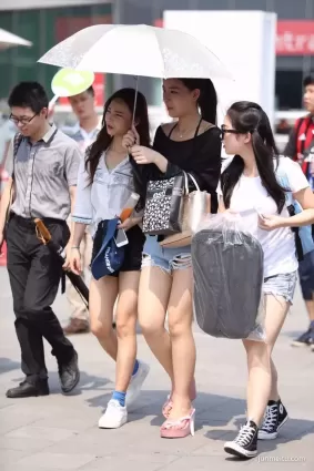 街拍幾個逛街的漂亮妹紙