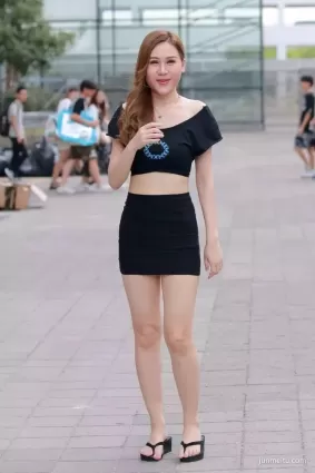 街拍包臀裙露臍裝白皙修長玉腿豐腴時尚女郎