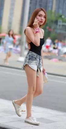 街拍牛仔熱褲雪白如玉修長大白腿露背裝氣質飽滿女郎