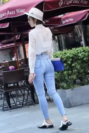 街拍美女 | 戴帽子的清新牛仔緊身褲時尚美女